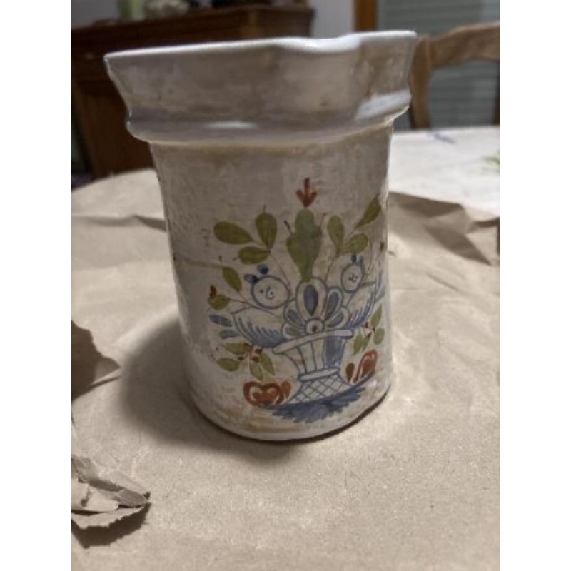 Pichet beige à motifs 