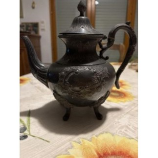 Vieille théière sculptée en...