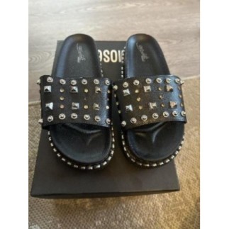 Claquette noir avec des...