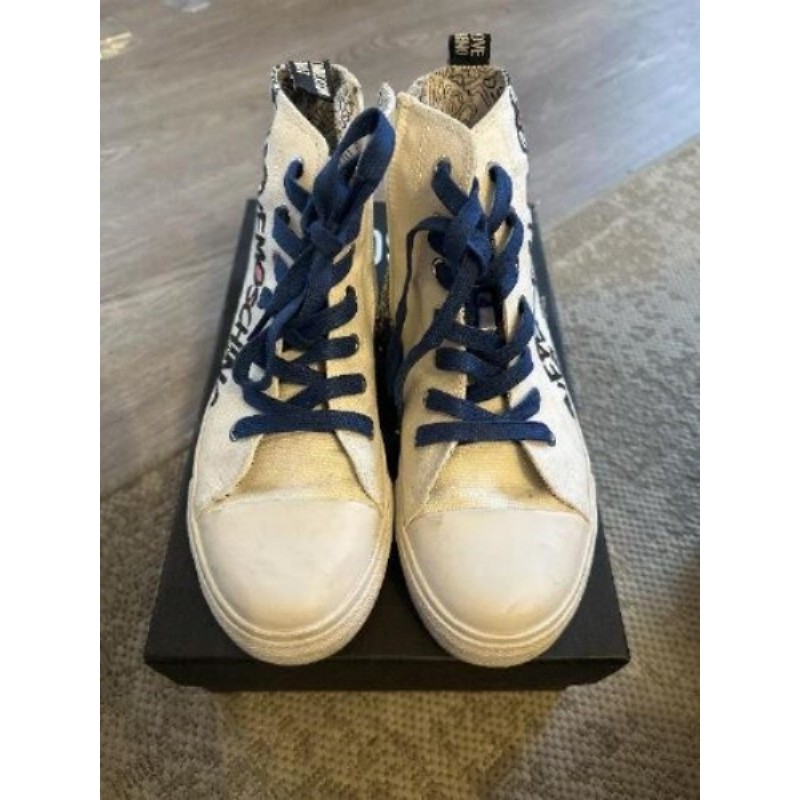 Basket love mochino blanche P. 37