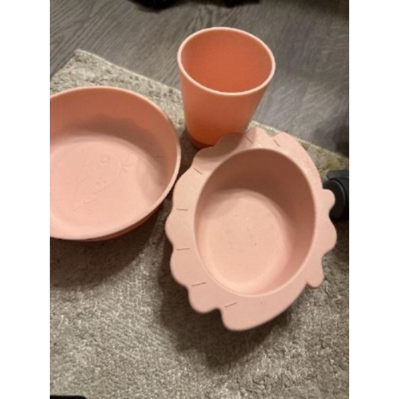 Lot de verre, bol et assiettes rose