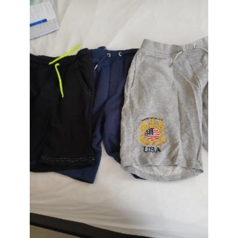 Trois shorts pour enfant marque C&A taille 14 ans 