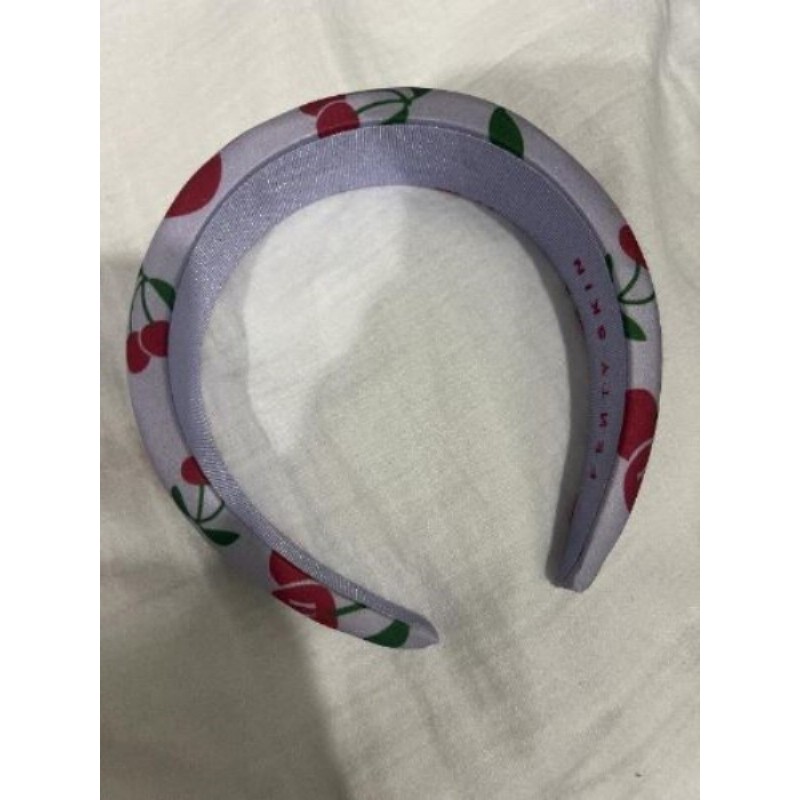 Serre tête Fenty Skin beauty by Rihanna violet avec cerises 