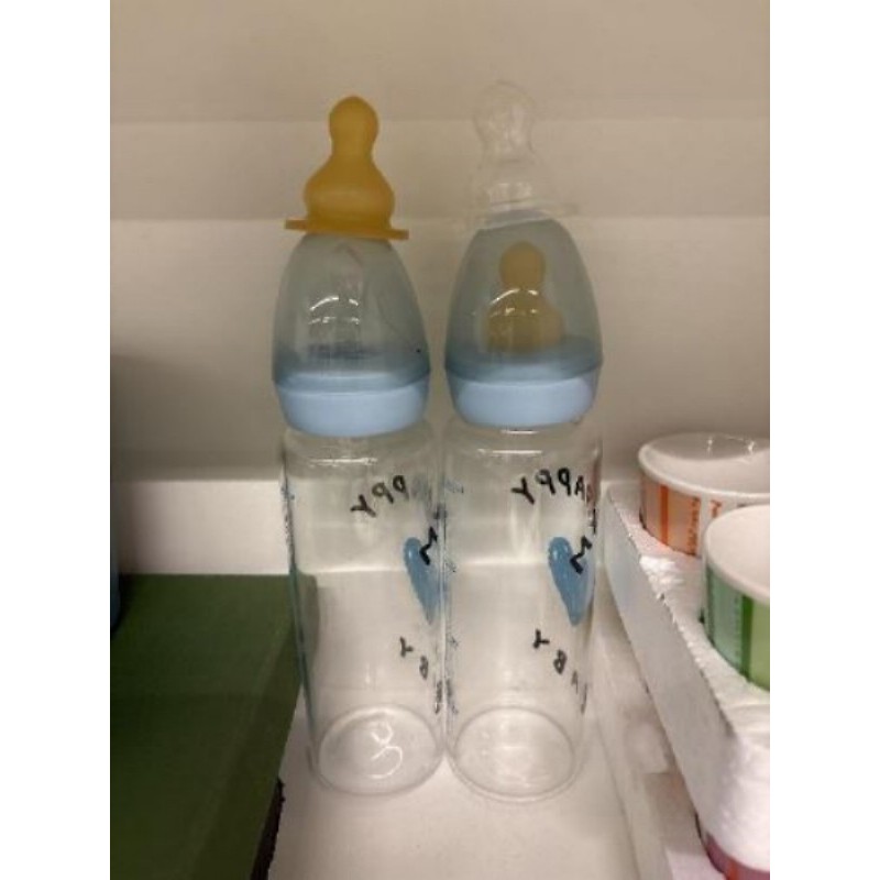 Lot de deux biberons avec quatre tétines