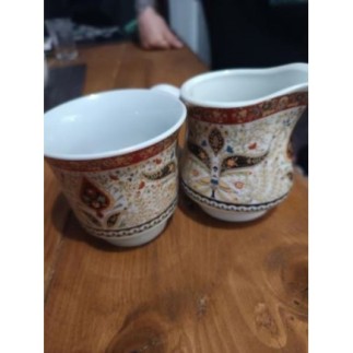 Tasse et petit pot de lait