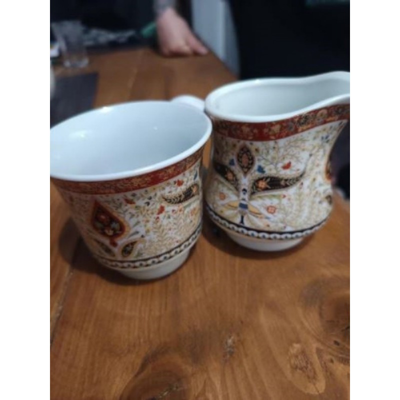 Tasse et petit pot de lait