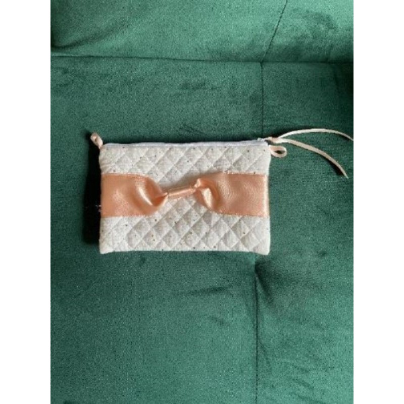 Pochette matelassée pour salle de bains blanche et satin rosé