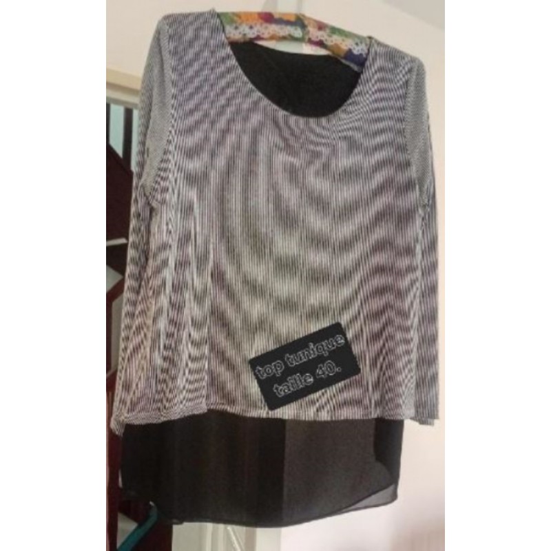 Tunique fines rayures doublée  noir et blanc. Manches longues. Taille 40