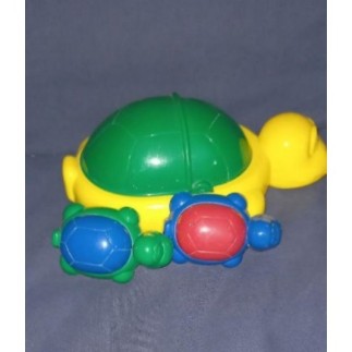 tortue avec 2 bébés tortues 