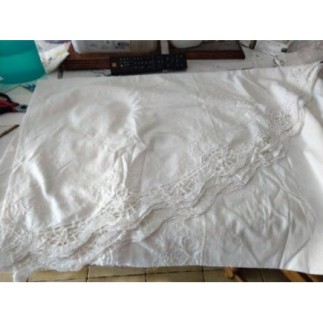 Nappe ovale avec dentelle...