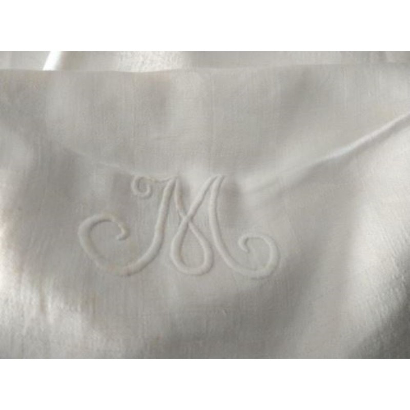 Nappe brodé avec un M 1m20x1,50