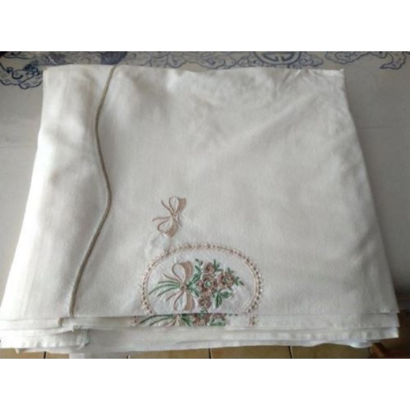 Drap de 2 personnes brodé représentent des fleurs 