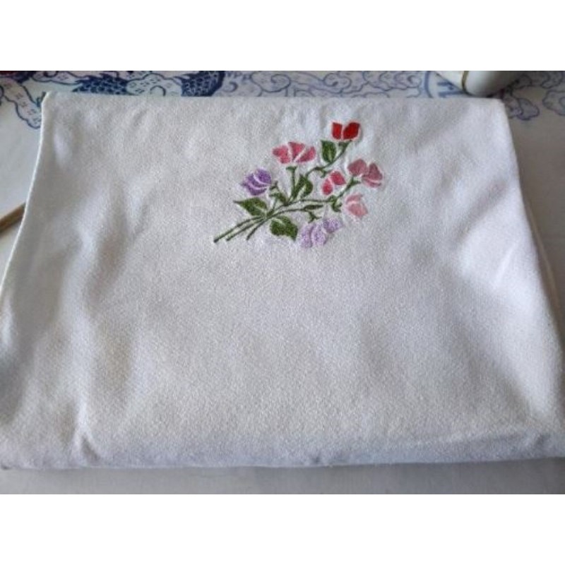 Nappe ancienne brodé avec les fleurs 2m10x1m40