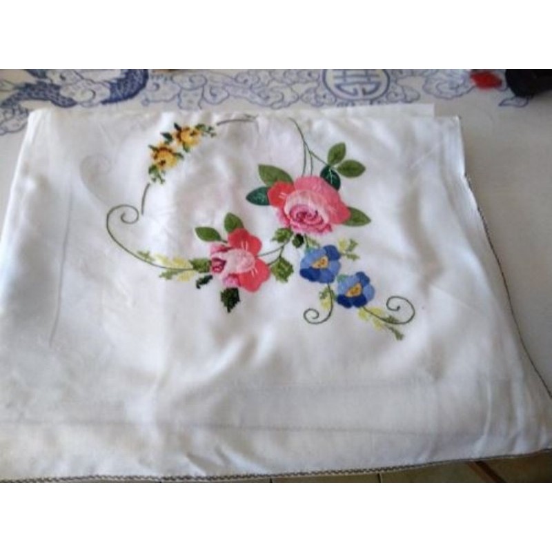 Nappe neuf brodé a fleurs 3mx1m70 plus 12 serviettes 40x38