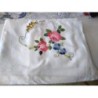 Nappe neuf brodé a fleurs 3mx1m70 plus 12 serviettes 40x38