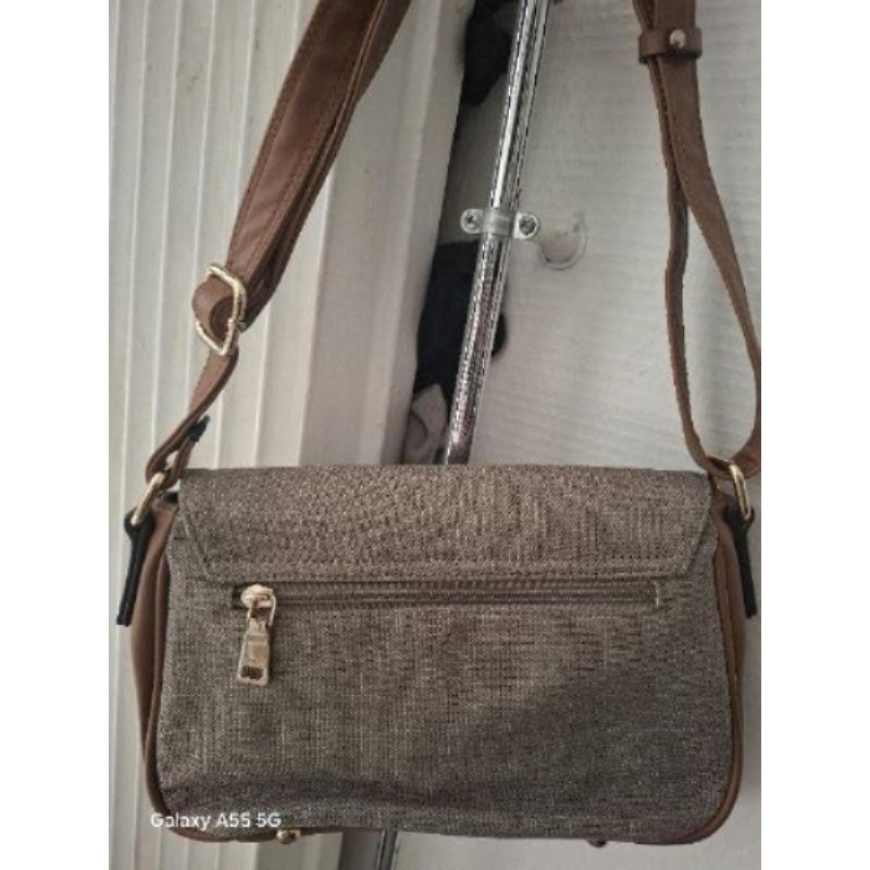 Sac fuchsia Parismaron beige,avec plusieurs poches et longue bandoulière ajustable. 