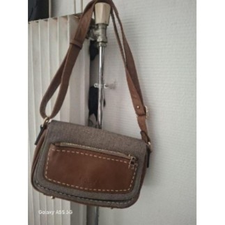 Sac fuchsia Parismaron beige,avec plusieurs poches et longue bandoulière ajustable. 