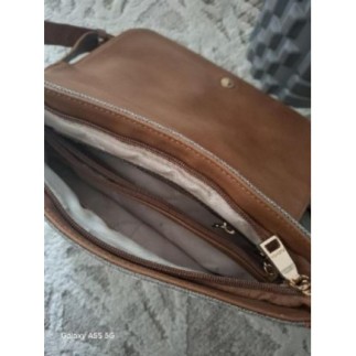 Sac fuchsia Parismaron beige,avec plusieurs poches et longue bandoulière ajustable. 