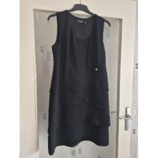 Robe noir chic à volant...