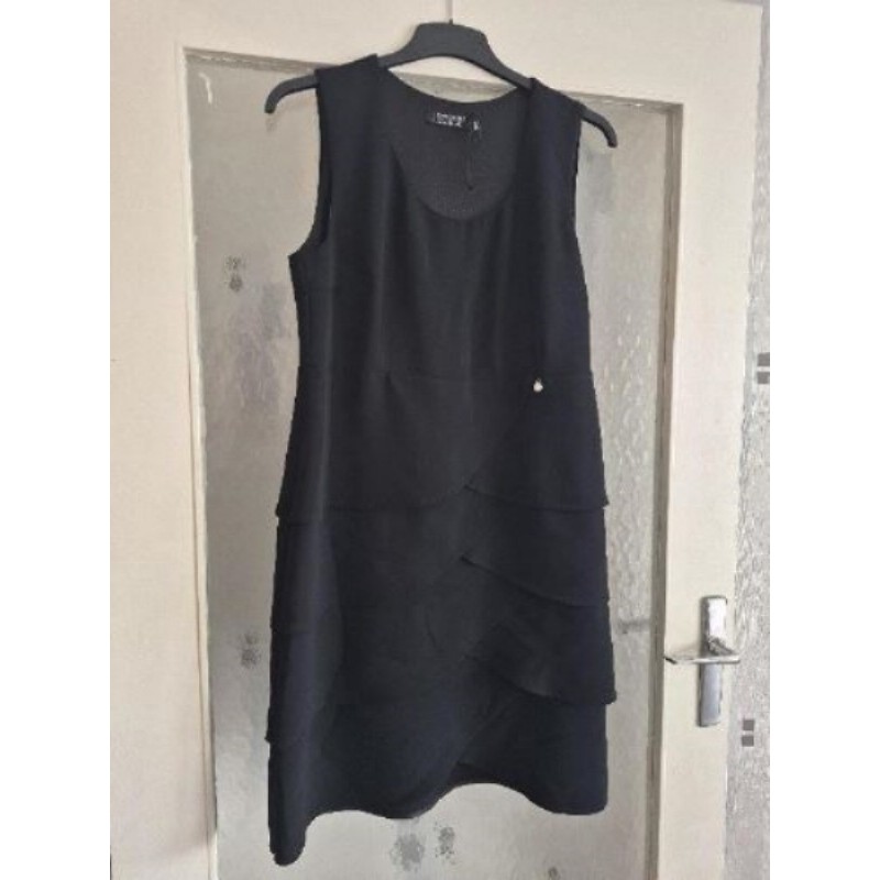 Robe noir chic à volant taille 46/48