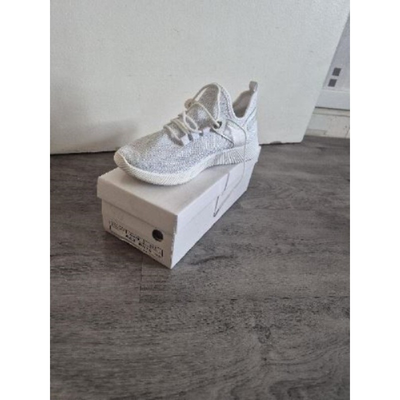 Basquette en toile blanche effet brillant avec lacet taille 38