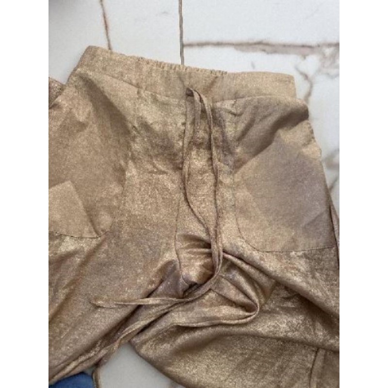 Pantalon femme léger. Or, taille S.