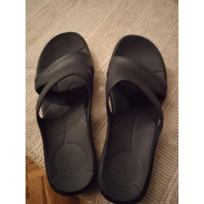 CLAQUETTES TAILLE 42/43