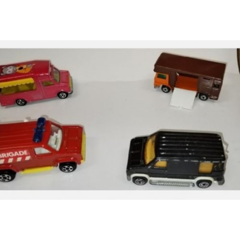 1 lot de voitures anciennes  années 80... (1 lot composé de 4 pièces ) ) 