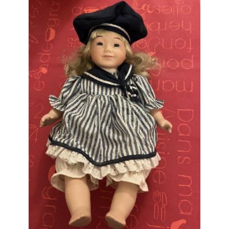 Poupée porcelaine  béret 