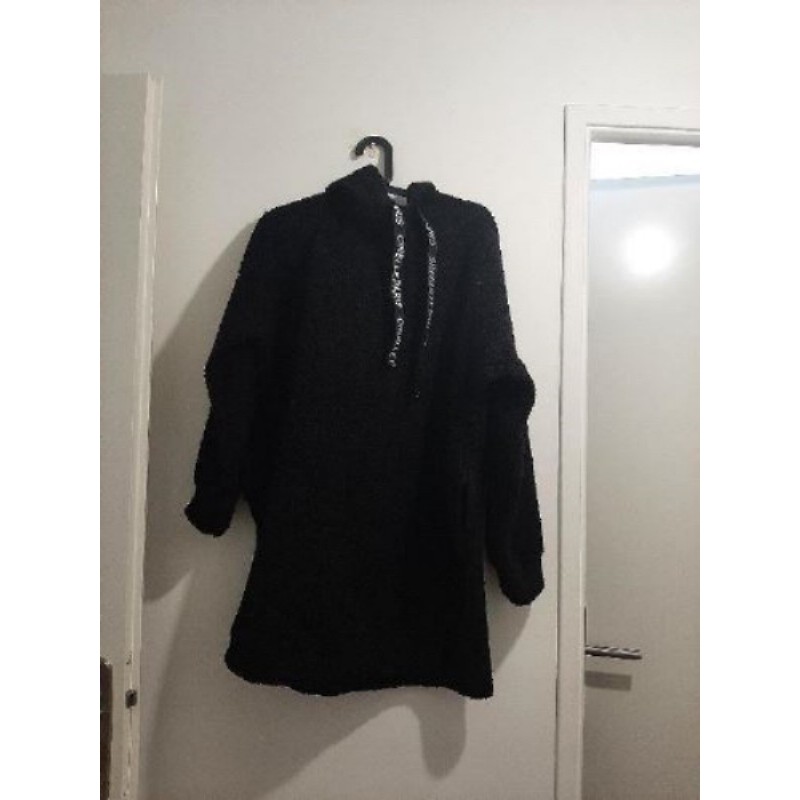 Gros sweat noir avec capuche 