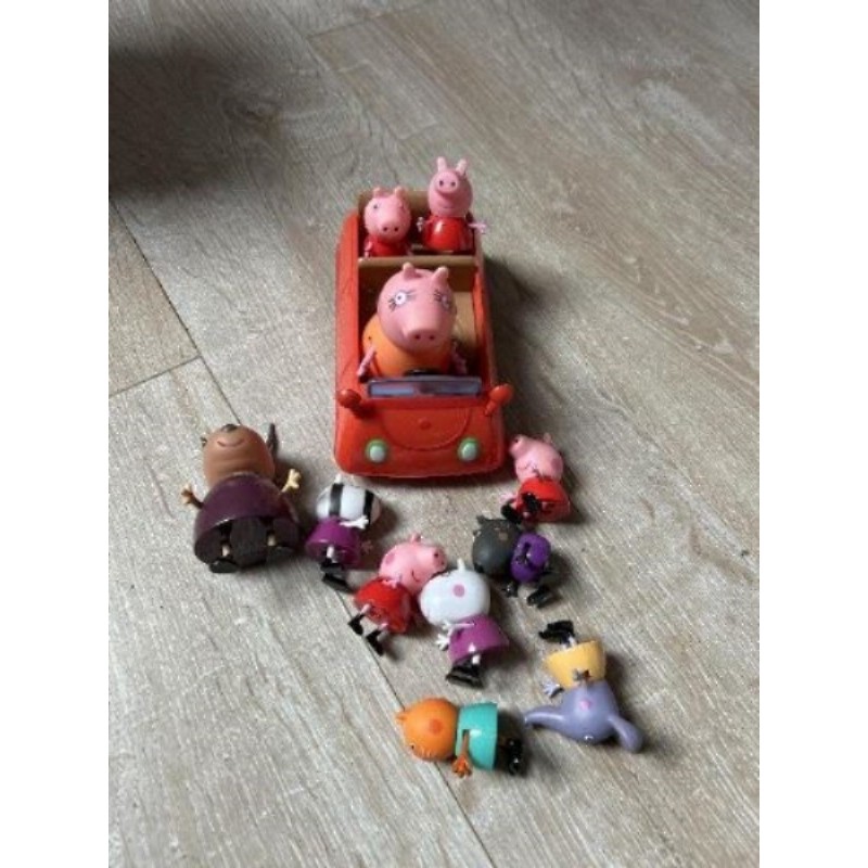 Voiture et 11 perso pepa pig