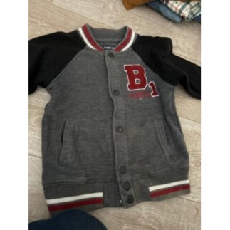 Veste grise et noir 4 ans...