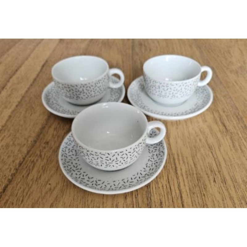 3 tasses à café avec soucoupes blanches et noires