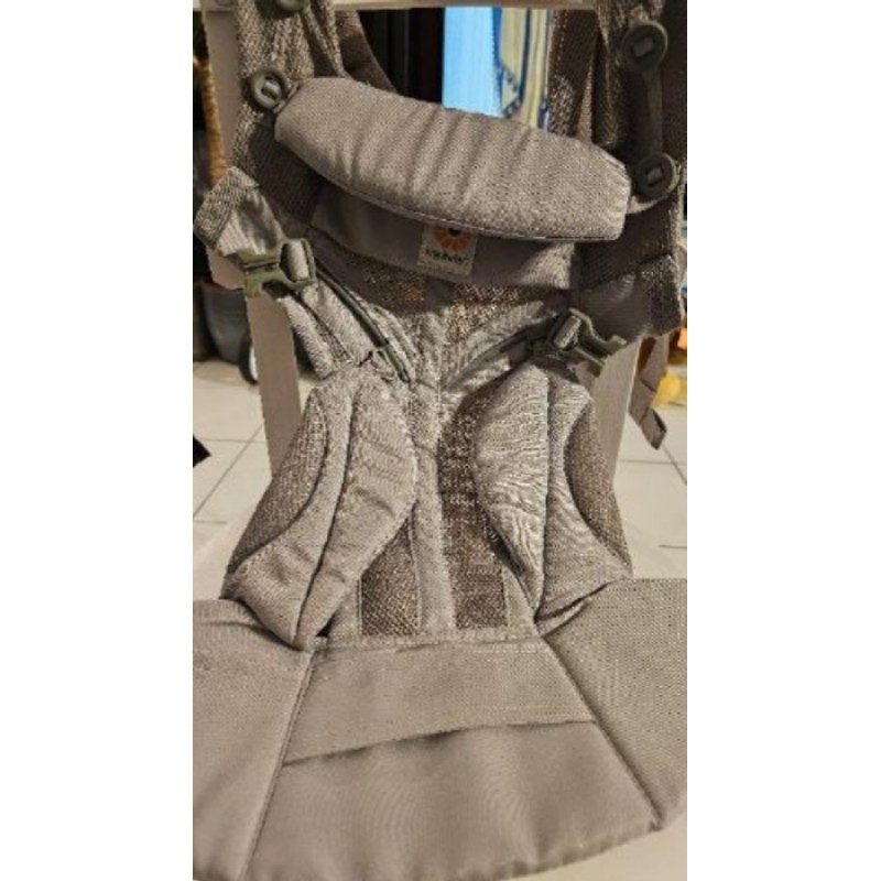 Porte bébé ErgoBaby 360 gris