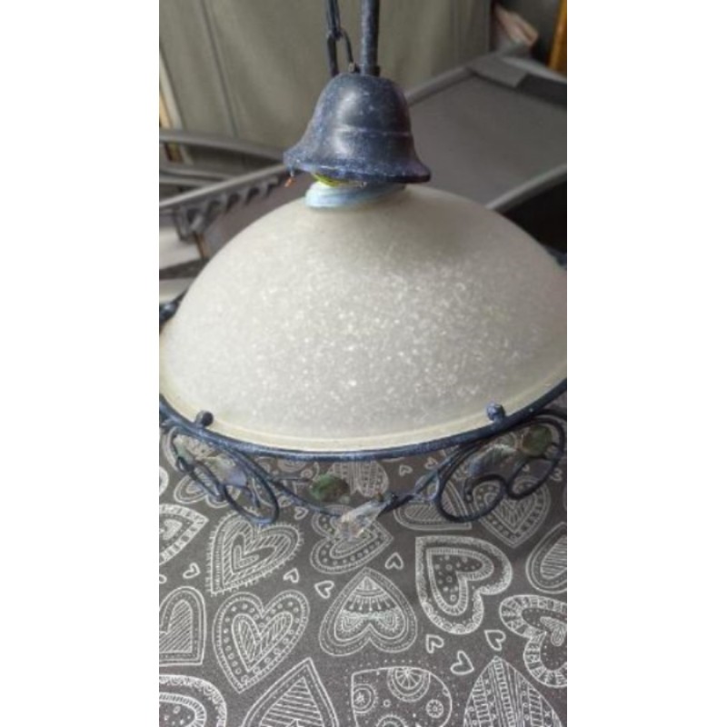 Lustre en fer forgé et verre dépoli 