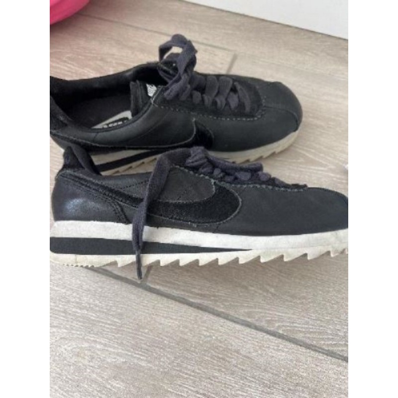 Paire de baskets Nike, noir, Cortez, avec semelles blanche, taille 36,5