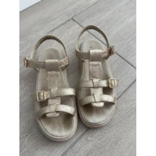 Paire de chaussures dorées,...