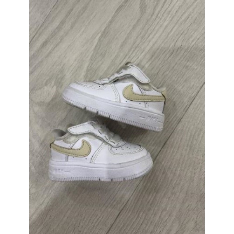 Basket Nike blanche et beige air force 18,5 bébé 
