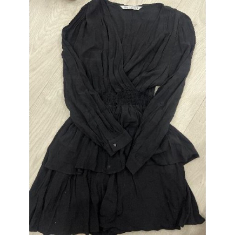 Robe à volant Zara, taille M noir serré à la taille
