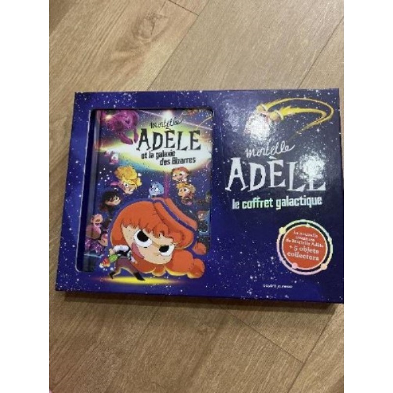 Coffret mortelle adele le coffret galactique contient un livre un passeport 5 cartes un cahier et un