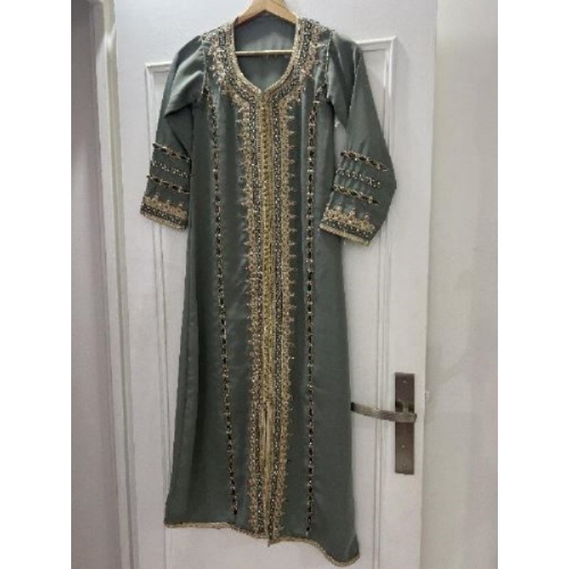 Robe de fête caftan cousue main au Maroc pour enfants vert avec perles de couleur et broderie dorée,