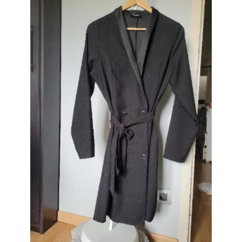 Robe SInequanone noire porte feuille  T40 col satiné