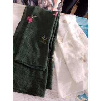 Lot de deux foulards à...