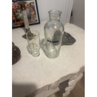 Verre et bouteille en verre...