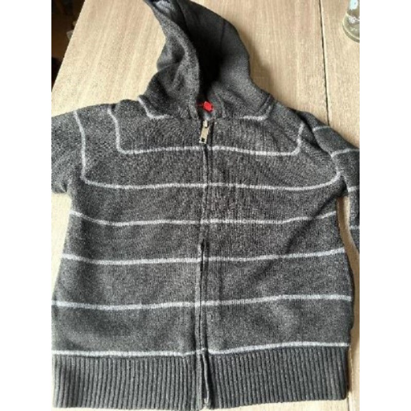 Veste noire et grise tissait 4 ans 