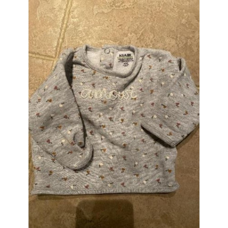 Sweat shirt kiabi 3 mois gris avec motifs fleurs et texte brodé « amour »
