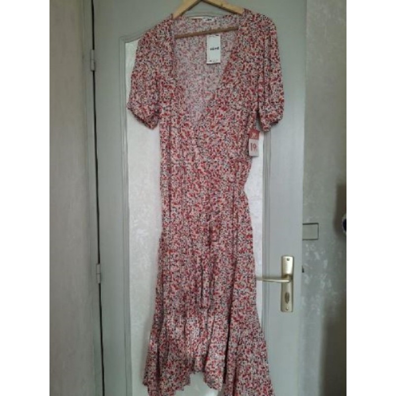 ROBE FLEURIE NEUVE AVEC ETIQUETTE"GEMO" TAILLE 42