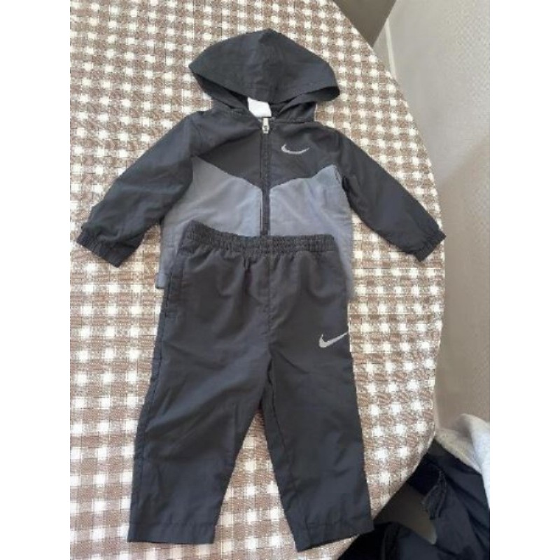 Ensemble Nike taille 12 Mois