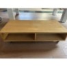 Table basse en bois sur roulettes