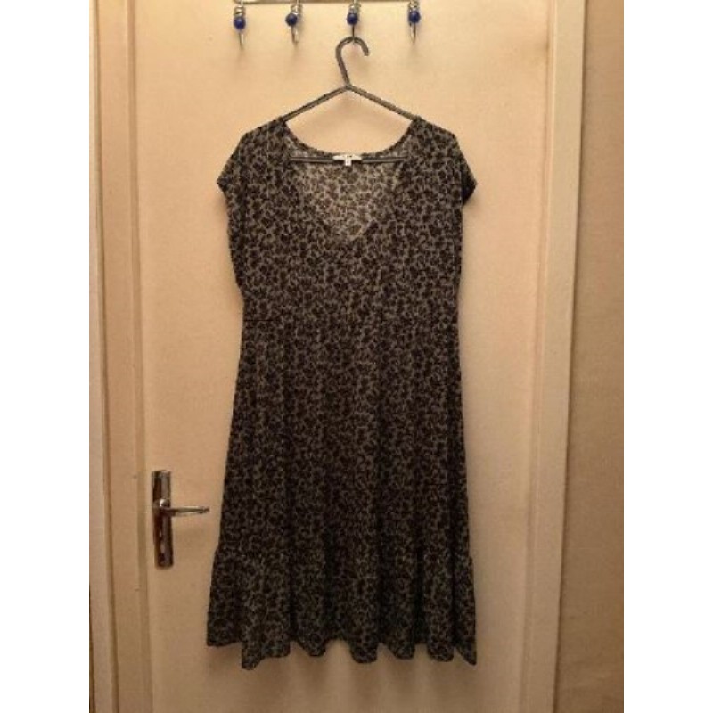 Robe kaki, fleur noire T. M